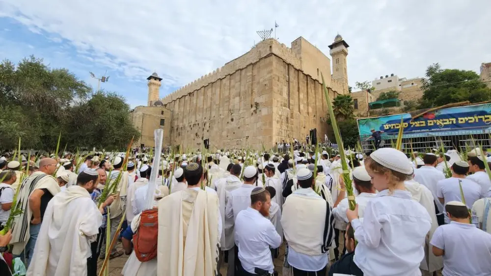 Jewish worshippers take part in a festive prayer for the Sukkot Holiday at the foot of the Cave of the Patriarchs in the city of Hebron. Hebron, Oct 3, 2023. Photo by Eytan Schweber/TPS-IL.