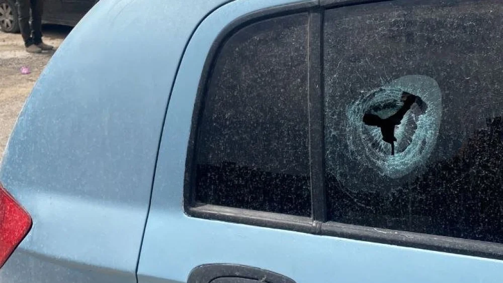 Palestinian terrorists open fire at Mevo Dotan in northern Samaria, causing damage to a vehicle at the entrance to the Jewish community. Source: Twitter.