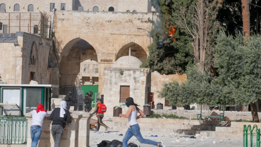 Clashes between Palestinians and Israeli security forces at the Al-Aqsa mosque compound in Jerusalem's Old City on April 22, 2022. Photo by Jamal Awad/Flash90.