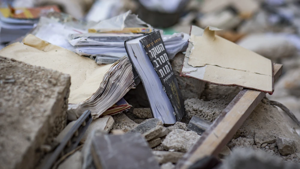 Haifa’s municipal rescue unit, together with the Home Front Command and residents of a building hit by an Iranian ballistic missile, search through the rubble for personal belongings in Haifa, April 16, 2026. Photo by Sharon Leibel/Flash90.