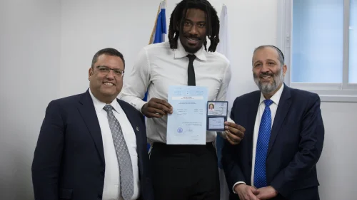 American basketball player Amar'e Stoudemire receives a National ID and Israeli citizenship form Israel Minister of Interior Affairs Aryeh Deri and Jerusalem Mayor Moshe Leon during a ceremony at the Interior ministry office in Jerusalem on March 13, 2019. Photo by Hadas Parush/Flash90