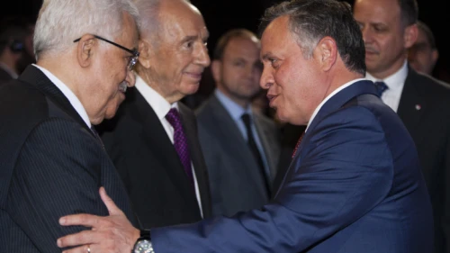 Palestinian Authority leader Mahmoud Abbas (left) speaks with Jordan's King Abdullah II as Israel's President Shimon Peres stands by, at the World Economic Forum on the Middle East and North Africa 2013, in Amman. May 26, 2013. Photo by Flash90.