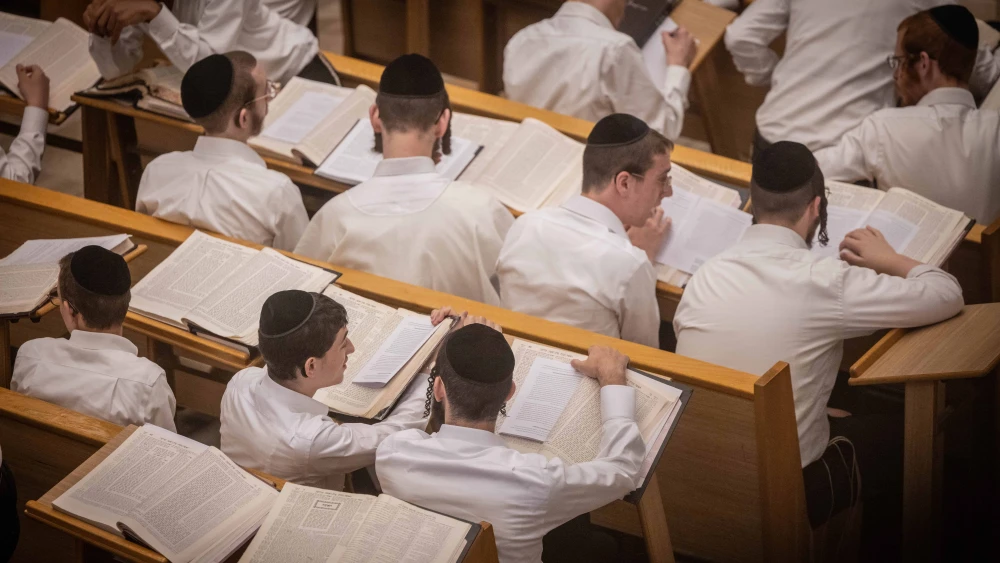 Students at Kamenitz Yeshiva