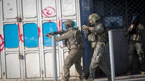 Israeli army forces during a military operation in the Samaria city of Nablus (Shechem) search for a gunman who opened fire on them during the operation in the city center. Nov. 20, 2025. Photo by Nasser Ishtayeh/Flash 90.