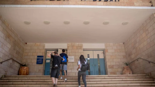 Students arrive at the Gymnasia Rehavia high and middle school compuond in Jerusalem on June 11, 2020. Photo by Yonatan Sindel/Flash90.