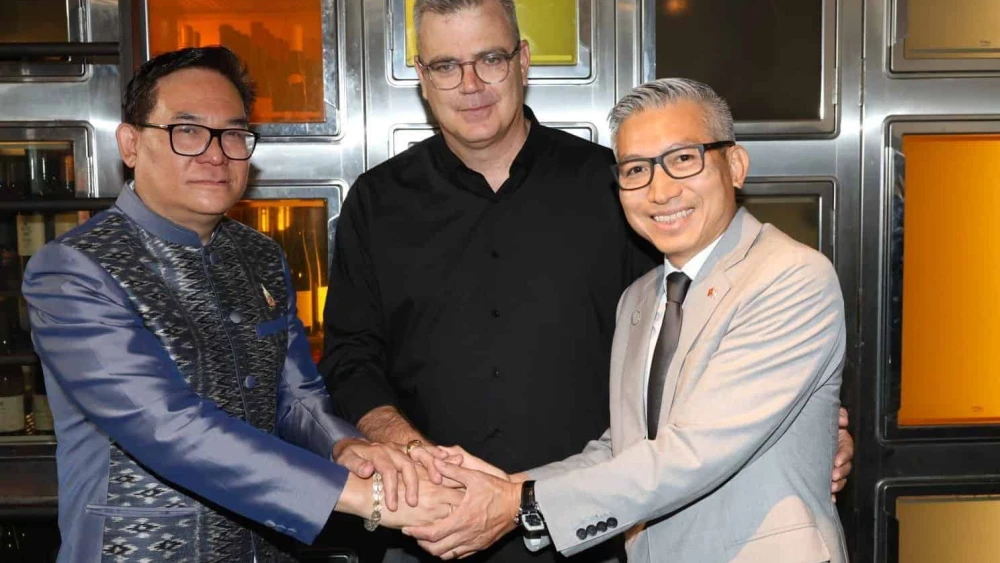 Arkia CEO Oz Berlowitz is flanked by Boonyarit Vichienpuntu (left), the Thai ambassador to Israel, and Ly Duc Trung, the Vietnamese Ambassador to Israel, Aug. 12, 2025. Photo by Rafi Daloya.