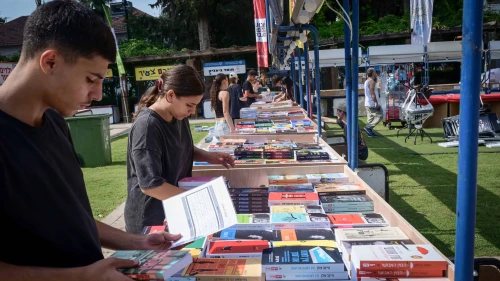 Preparing for the annual Hebrew Book Week at Sarona in Tel Aviv. June 9, 2025. Photo by Avshalom Sassoni/Flash90.