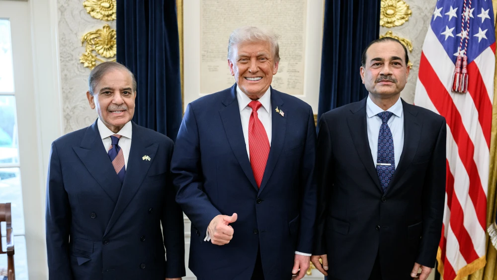 U.S. President Donald Trump meets with Pakistani Prime Minister Shehbaz Sharif and Field Marshal Asim Munir in the Oval Office of the White House, Sept. 25, 2025. Photo by Daniel Torok/White House.