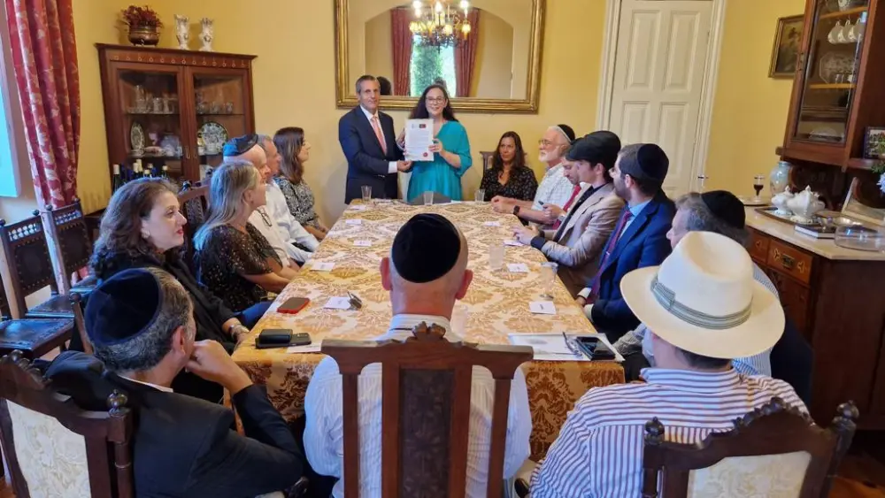Luís Andrade, president of the International Observatory of Human Rights, presented Gabriela Cantergi with a certificate. Courtesy.