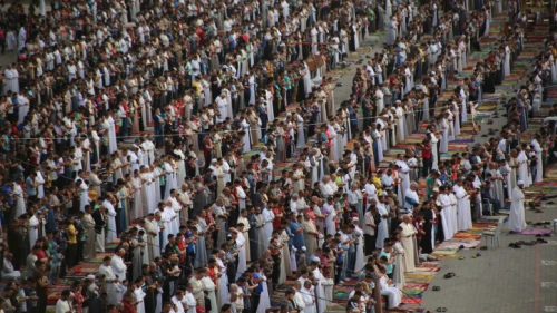 Palestinians perform perform morning prayers to celebrate Eid al-Fitr, marking the end of Ramadan, in the Gaza Strip on June 5, 2019. Photo by Hassan Jedi/Flash90.