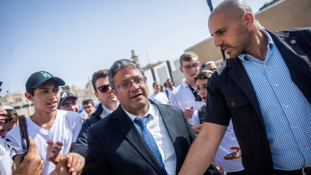 Itamar Ben-Gvir makes his way to visit the Temple Mount during Jerusalem Day celebrations, May 29, 2022. Credit: Yonatan Sindel/Flash90.