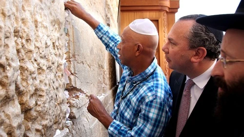 Hip-hop mogul Russell Simmons places a note in the Western Wall during his recent trip to Israel. Behind him is his partner for Muslim-Jewish dialogue work, New York Rabbi Marc Schneier. Photo by Sasson Tiram.