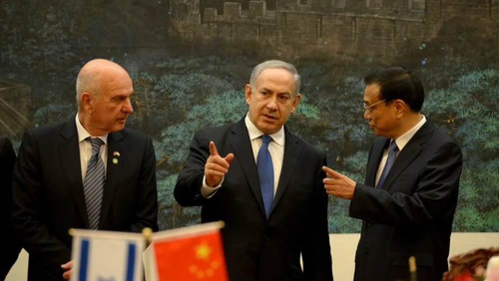Israeli Prime Minister Benjamin Netanyahu (center) talks to China's Premier Li Keqiang (right) during a signing ceremony at the Great Hall of the People in Beijing on May 8, 2013. Photo: Avi Ohayon/GPO/Flash90.
