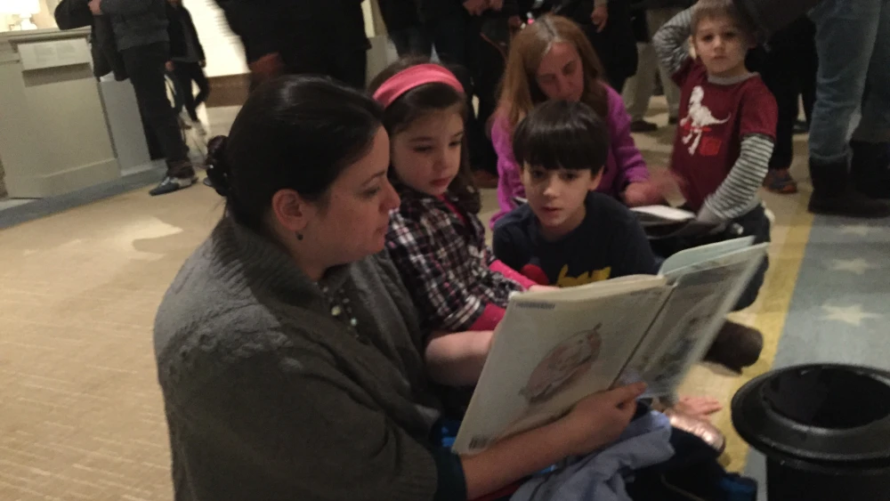 Sarah Rabin Spira reading to children at the National Portrait Gallery in Washington, D.C. Credit: Courtesy.