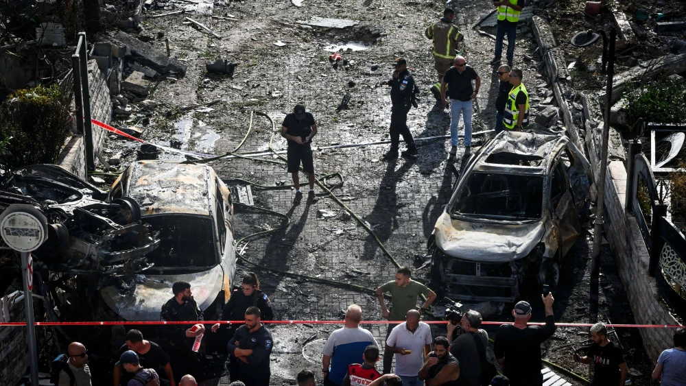 Security and rescue personnel where a Hezbollah rocket hit houses and cars in Kiryat Bialik, northern Israel, Sept. 22, 2024. Credit: Flash90.