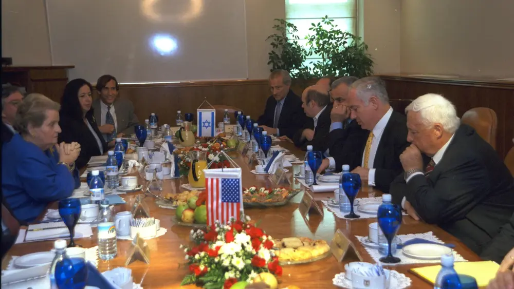 Former U.S. Secretary of State Madeleine Albright in a working meeting with Israeli Prime Minister Benjamin Netanyahu along with Ariel Sharon and other ministers. 1998. Credit: Amos Ben Gershom/GPO.