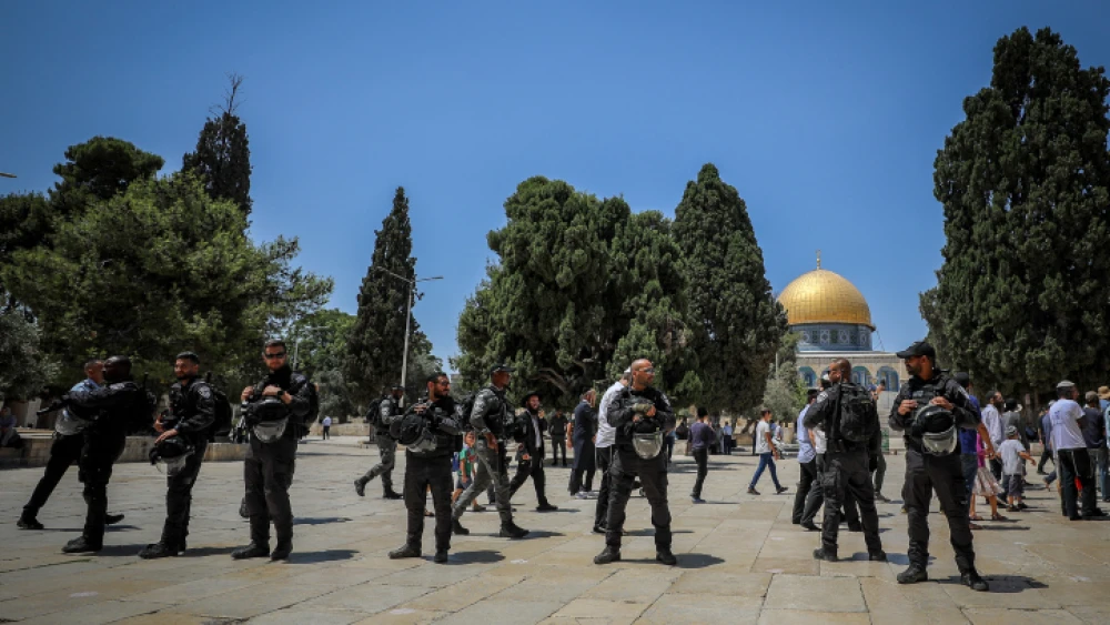 Israeli security forces guard as a group of Jewish visitors on the Temple Mount in Jerusalem's Old City, during Tisha B'Av, July 18, 2021. Photo by Jamal Awad/Flash90