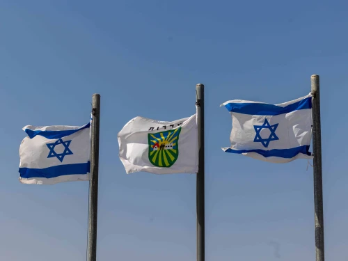 The municipal logo of the southern Israeli city of Sderot is flanked by two national flags, July 28, 2025. Photo by Yossi Aloni/Flash90.