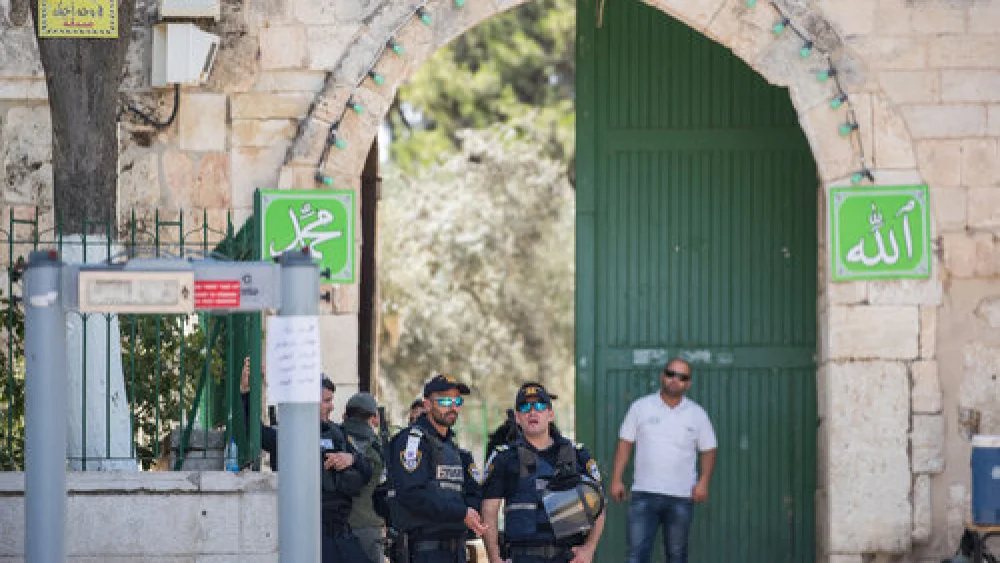 Israeli security officers stand near a newly installed metal detector (left) at one of the entrance gates to the Temple Mount in Jerusalem, July 17, 2017. Credit: Yonatan Sindel/Flash90.