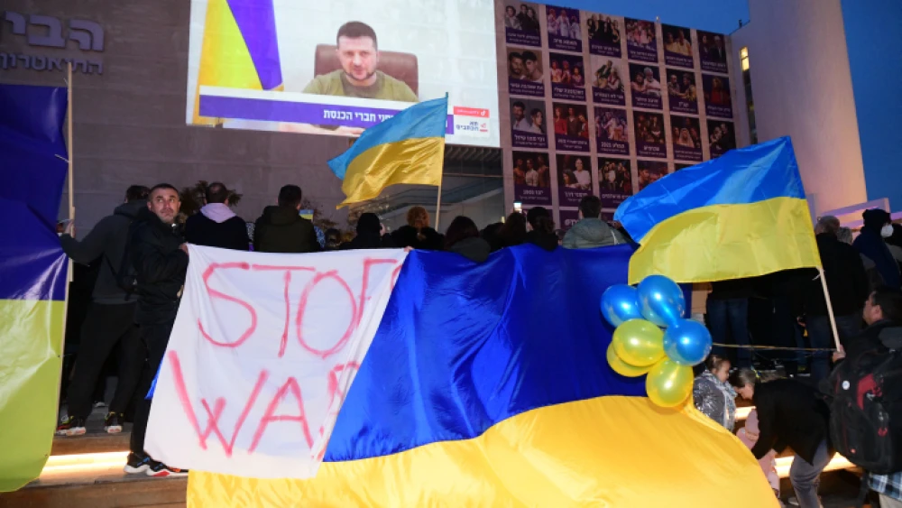 Thousands gather at Tel Aviv's Habima Square to watch Ukrainian President Volodymyr Zelenskyy deliver a Zoom address to the Knesset, March 20, 2022. Photo by Avshalom Sassoni/Flash90.