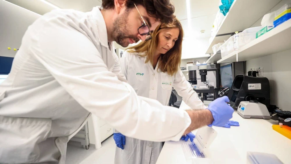 Dr. Alessio Nahmad, director of Biology Research at Samueli Integrative Cancer Pioneering Institute, and Dr. Michal Besser, CTO at the Samueli Institute. Photo by Shlomi Yosef.