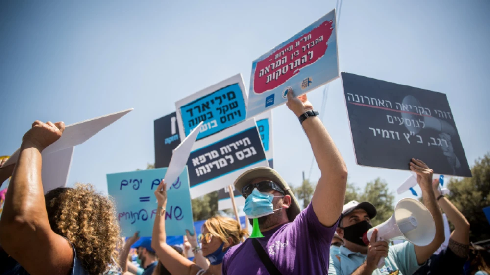 Independent business owners and workers from the tourism sector protest outside the Israeli Finance Ministry in Jerusalem, calling for financial support from the Israeli government, on June 30, 2020. Photo by Yonatan Sindel/Flash90.