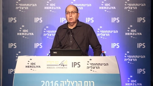 Former Israeli Defense Minister Moshe Ya'alon speaks at the 2016 Herzliya Conference, where he announced that he would challenge