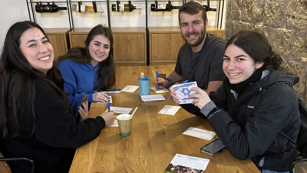 Students write personal notes to IDF soldiers. Credit: Courtesy.