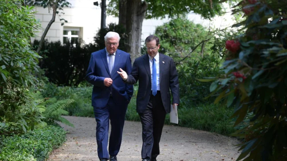 German President Frank-Walter Steinmeier (left) and Israeli President Isaac Herzog in Berlin on Sept. 4, 2022. Source: Twitter.