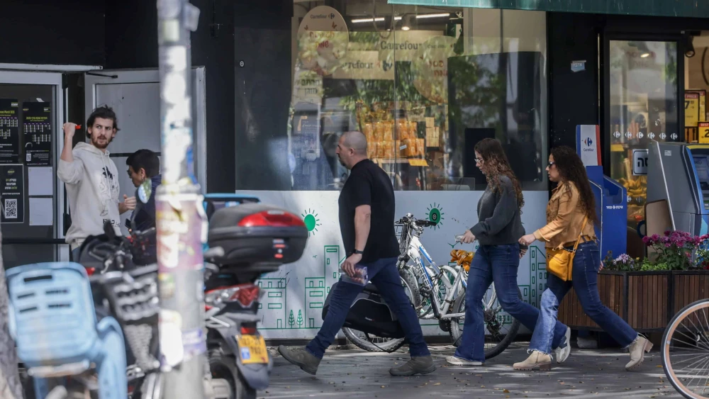 People run to take cover as siren warns of incoming missiles fired from Yemen, in Tel Aviv, March 30, 2025. Photo by Miriam Alster/Flash90 *** Local Caption *** תימן טיל בליסטי חות'ים דיזינגוף תל אביב טילים טיל מלחמה ישראל