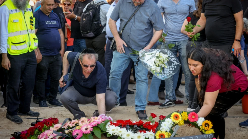 Mourners attend the funeral of Rehovot woman Inga Avramyam at Kibbutz Givat Brenner, May 15, 2023. Photo by Jonathan Shaul/Flash90.