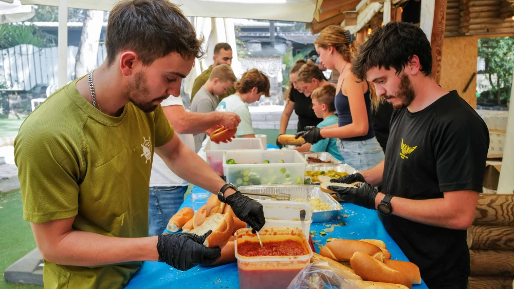 Israelis Feed IDF Soldiers in Golan