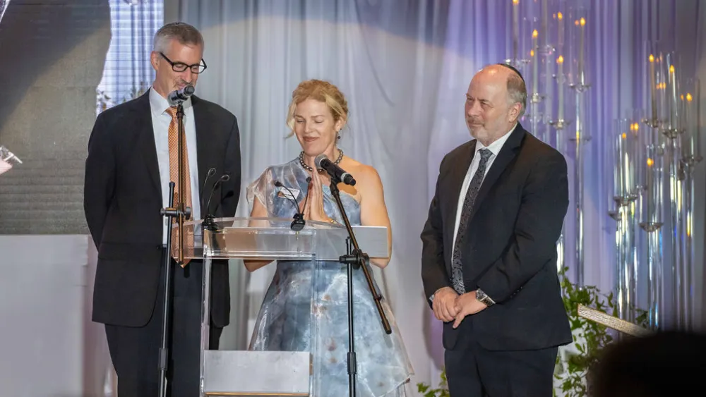 Hamakom President Paula Russell honors Rabbi Richard Camras and Rabbi Stewart Vogel at the Legacy Gala