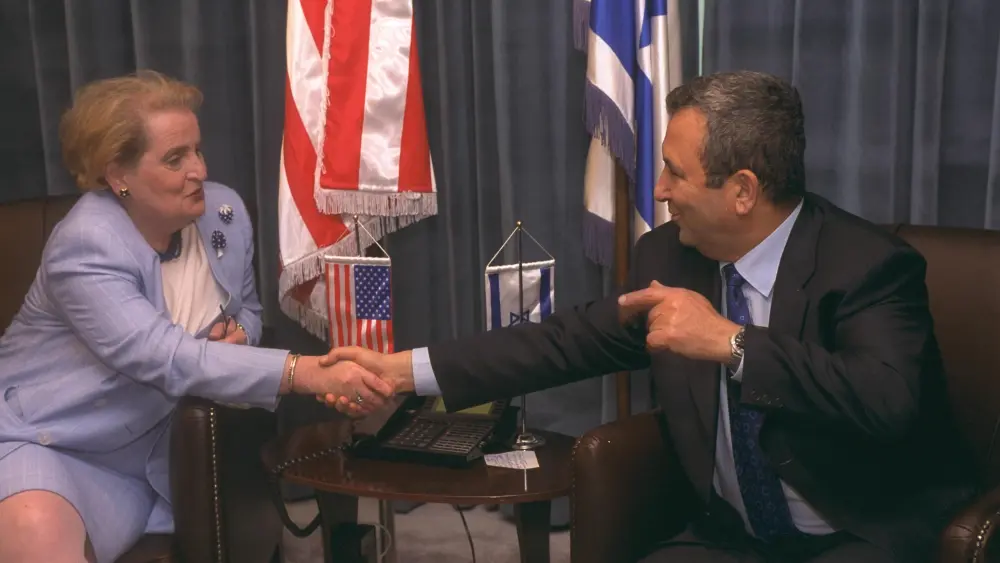 A meeting between former U.S. Secretary of State Madeleine Albright and Israeli Prime Minister Ehud Barak in 2000. Credit: Avi Ohayon/GPO.
