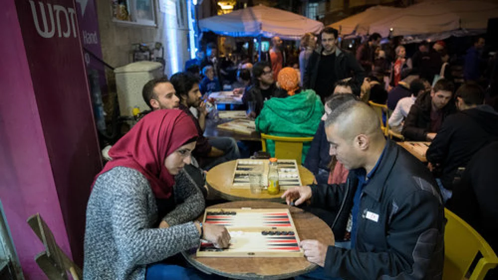 Jews and Arabs play backgammon during the “Jerusalem Double” championship on Feb. 27, 2017. The competition aims to foster Jewish-Arab unity in Israel. Credit: Yonatan Sindel/Flash90.