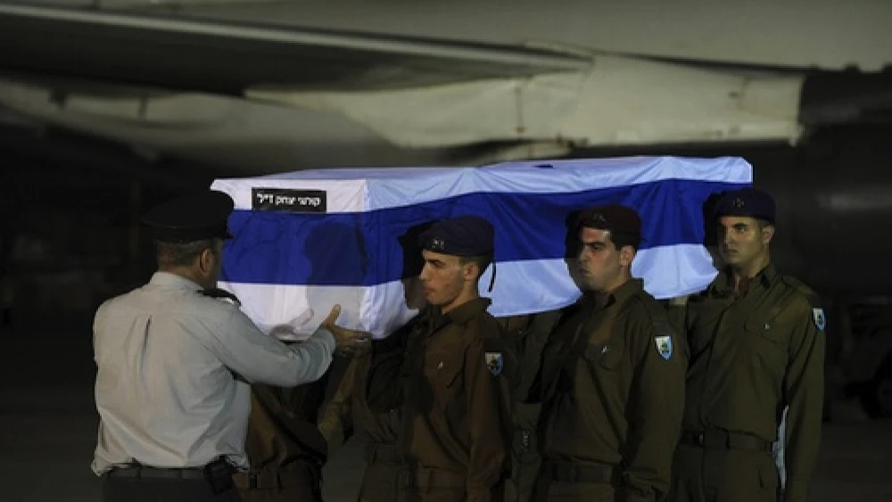 Israeli soldiers carry the five coffins holding Israeli citizens Itzik Colangi, 28, Amir Menashe, 28, Maor Harosh, 25, Elior Price, 26, and Kochava Shriki, 44, killed in a suicide bombing attack in Bulgaria July 18, at a cermony after the bodies arrived at Ben-Gurion Airport early Friday morning, July 20. Credit: Amos Ben Gershom/GPO/FLASH90.