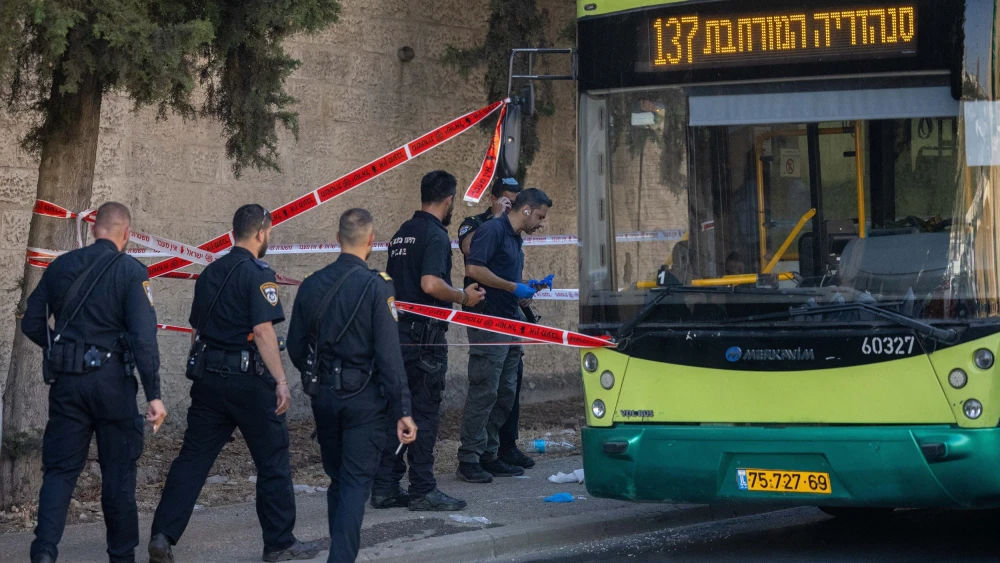Security personnel at the scene of a stabbing attack on a bus near the Jerusalem neighborhood of Ramot, where a terrorist stabbed a 41-year old man with a screwdriver, July 19, 2022. Photo by Yonatan Sindel/Flash90.