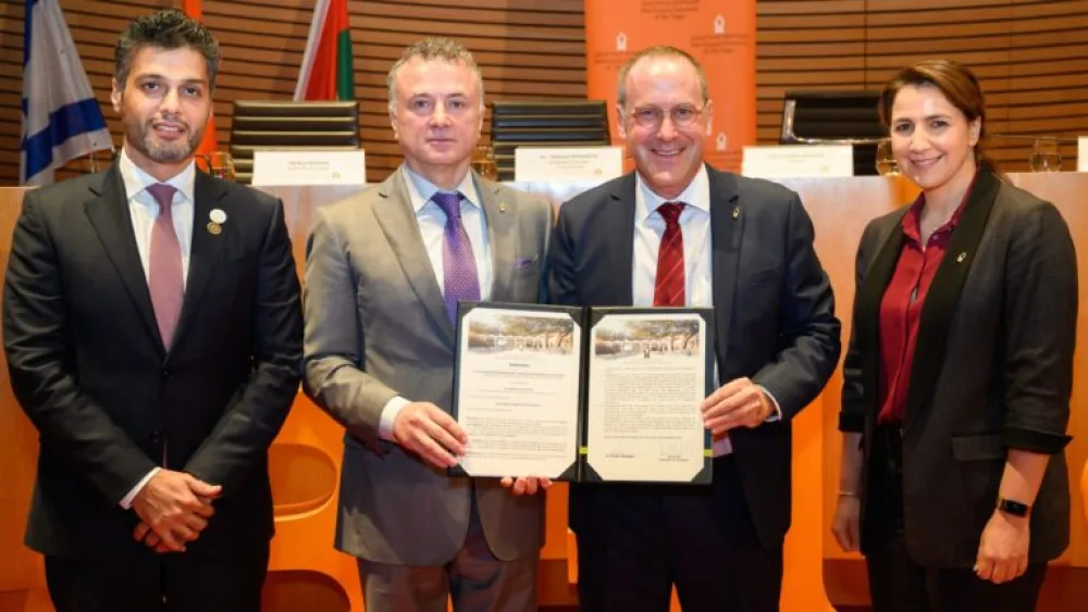 From left, UAE Ambassador to Israel Mohamed Al Khaja, Watergen President Michael Mirilashvili, Ben-Gurion University President Daniel Chamovitz and UAE Minister for Food and Water Security Mariam Almheiri. Photo by Dani Machlis.