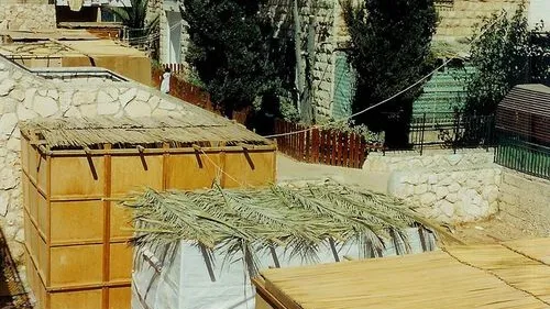 Sukkah roofs in Jerusalem. Credit: Yoninah via Wikimedia Commons.