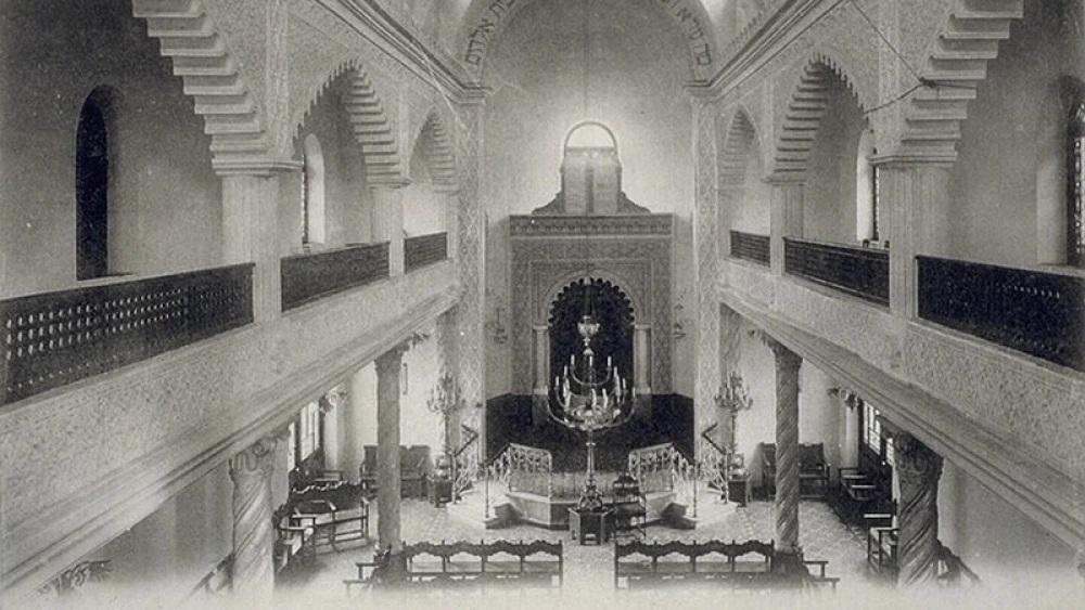 Postcard of the interior of Sétif synagogue in Sétif, Algeria. Photo: public domain/Wikimedia