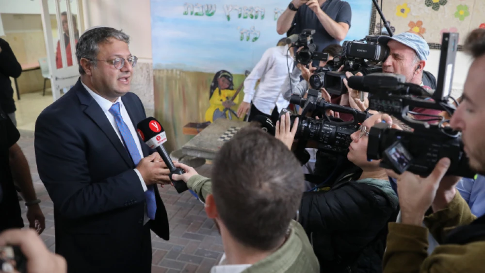 Itamar Ben-Gvir casts his vote at a voting station in Kiryat Arba, during the Israeli general elections, Nov. 1, 2022. Photo by Noam Revkin Fenton/Flash90.