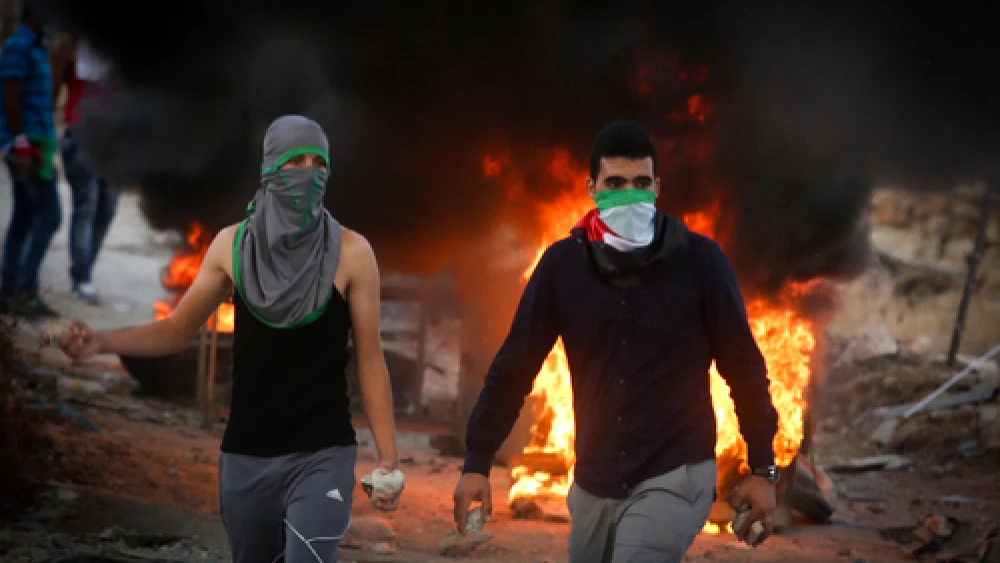 Click photo to download. Caption: A violent Palestinian riot on Sept. 30, 2015, near the Hezma checkpoint in the West Bank. Credit: Flash90.