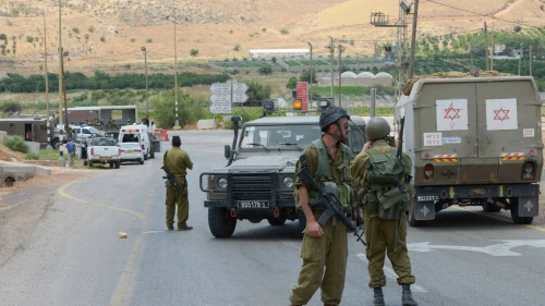 Israeli soldiers at the Beka'ot checkpoint in the northern Jordan Valley, June 26, 2015. Photo by Basel Safadi/Flash90.