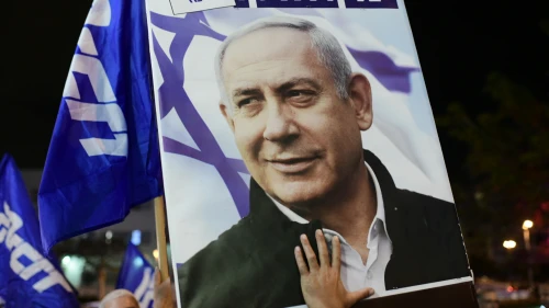 Israelis demonstrate in support of Prime Minister Benjamin Netanyahu outside the house of Attorney General Avichai Mandelblit, ahead of the hearing on the corruption cases in which Netanyahu is a suspect, on Oct. 1, 2019. Credit: Tomer Neuberg/Flash90.