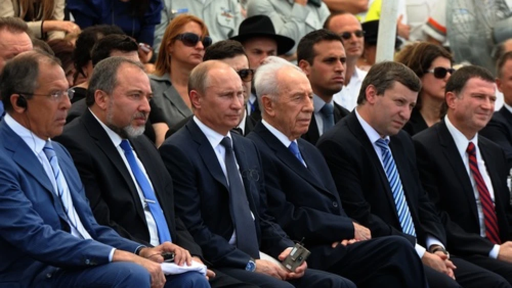 In center, Russian President Vladimir Putin sits between Foreign Minister Avigdor Lieberman and President Shimon Peres at a dedication ceremony for a monument in Netanya commemorating the Red Army's victory over the Nazis. Credit: GPO.