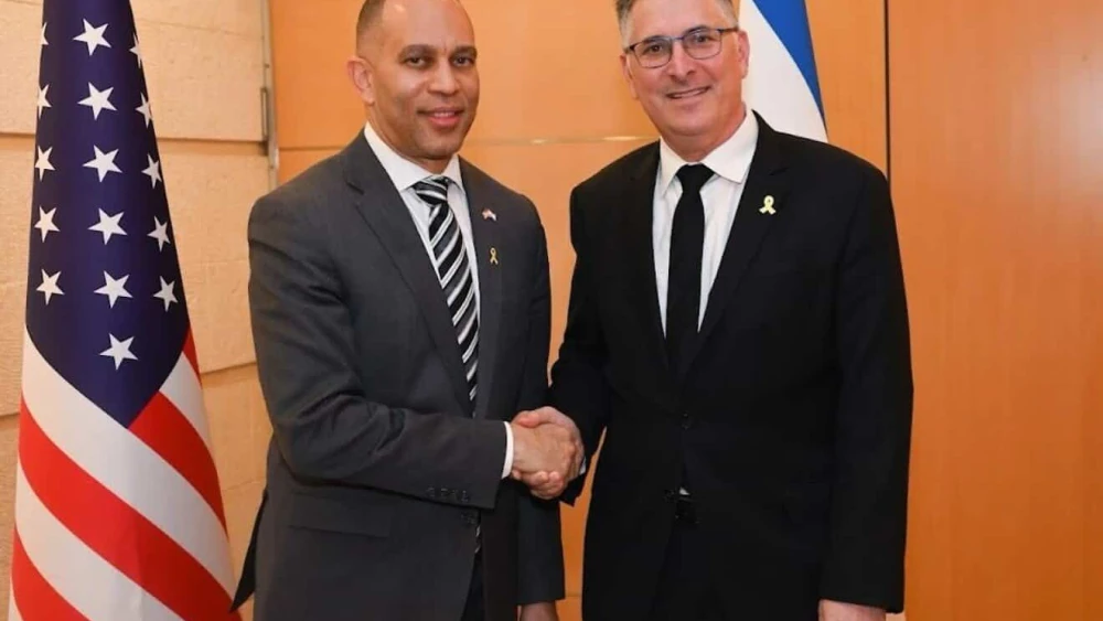 Israeli Foreign Minister Gideon Sa'ar, right, shakes hands with House Minority Leader Hakeem Jeffries (D-N.Y.) in Jerusalem on April 24, 2025. Source: X/@gidonsaar.