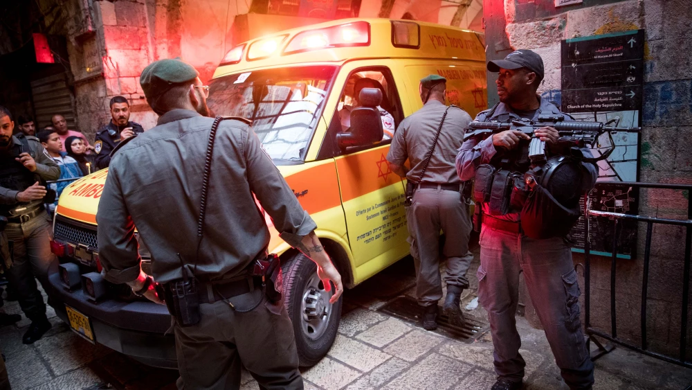 Israeli security personnel at the scene where an Israeli security guard was killed in a terror attack in the Jewish Quarter of Jerusalem's Old City on March 18, 2018. Photo by Yonatan Sindel/Flash90.