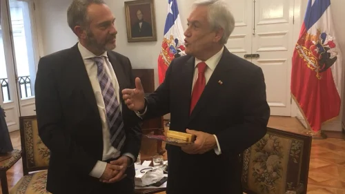 Shai Agosin (left), president of the Jewish Community of Chile, with Chilean President Sebastián Piñera.