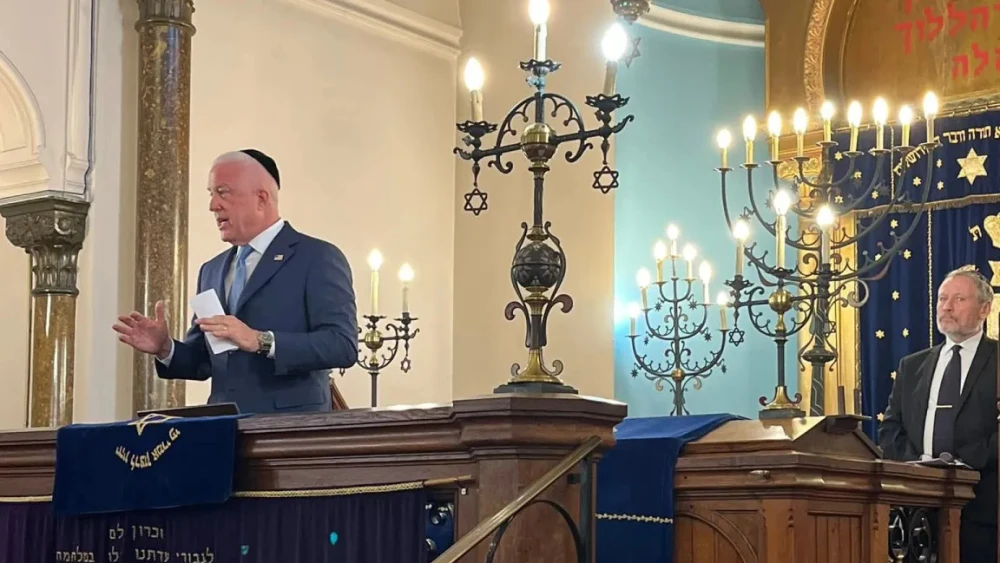 U.S. Ambassador to Belgium Bill White speaks at the ceremony marking the reopening of the Synagogue of Liège. Picture from X.