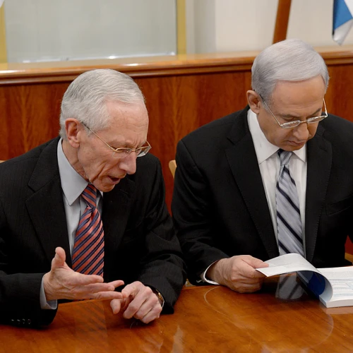 Stanley Fisher (left) with Israeli Prime Minister Benjamin Netanyahu. (Credit: GPO)